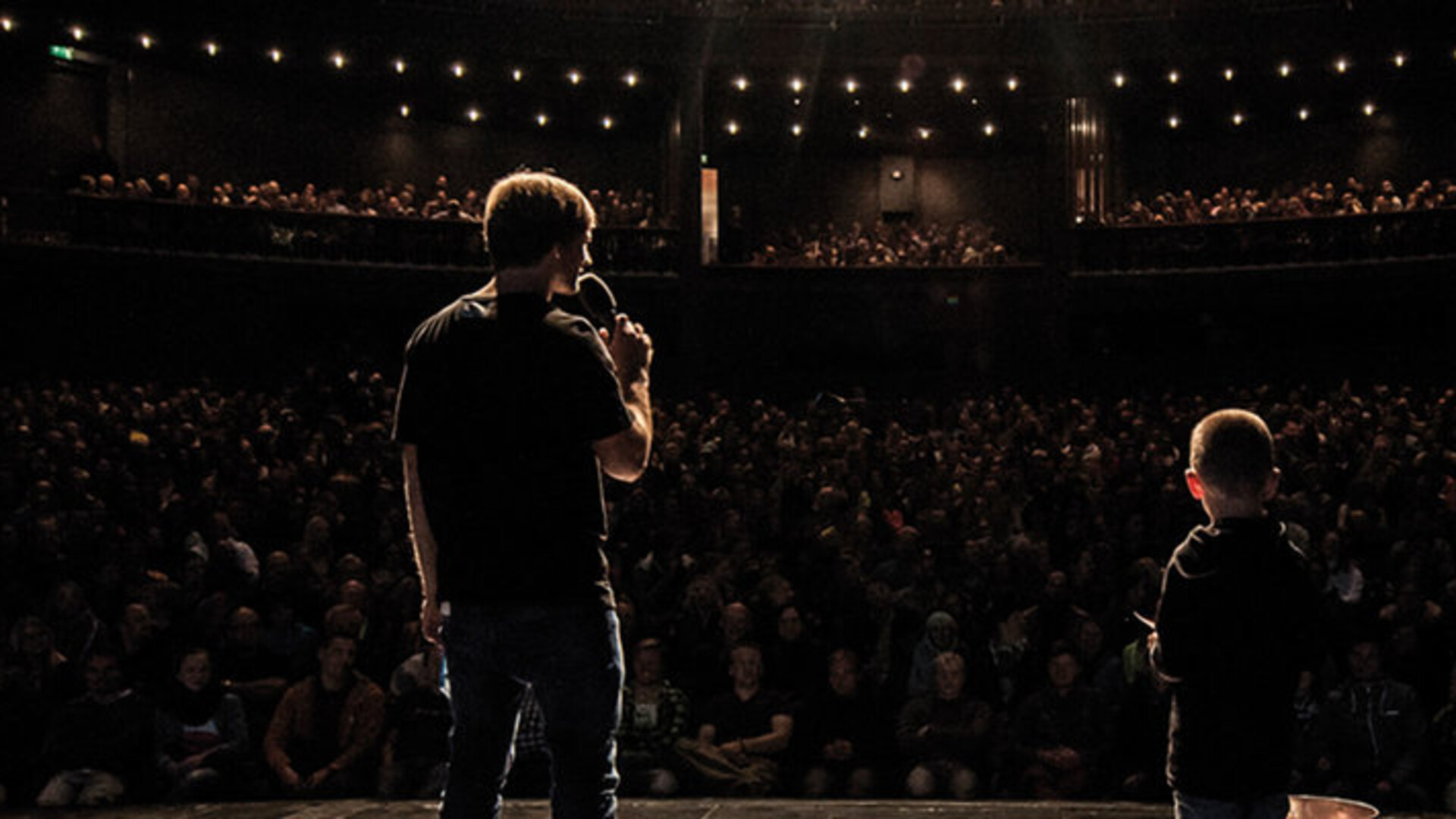 EOFT Moderator und Kind auf B&uuml;hne